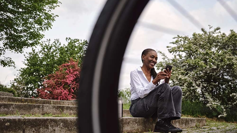 JobRadlerin surft auf JobRad-Portal mit dem Handy JobRadlerin surft auf JobRad-Portal mit dem Handy