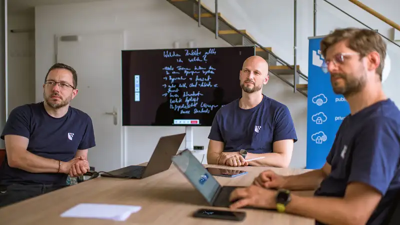 Mitarbeitende der FocusNet GmbH beraten sich bezüglich der Einführung von JobRad® im Büro.