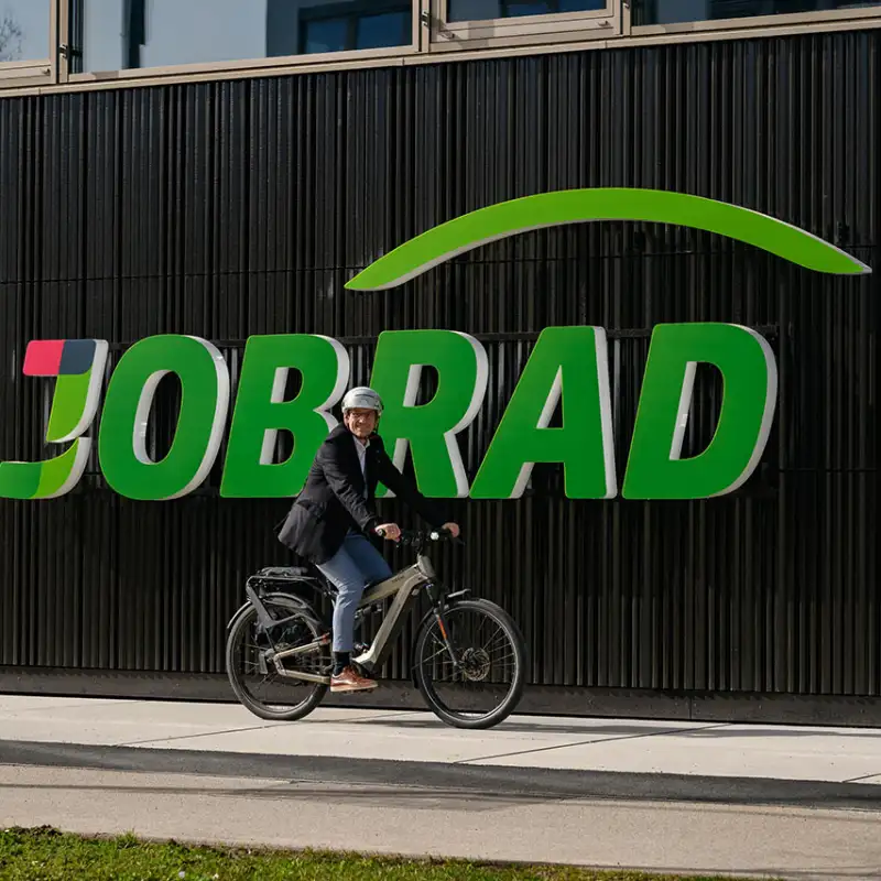 Gründer vor neuer Firmenzentrale Gründer vor neuer Firmenzentrale