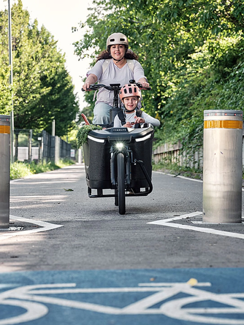 Mama mit Kind im Lastenrad Mama mit Kind im Lastenrad