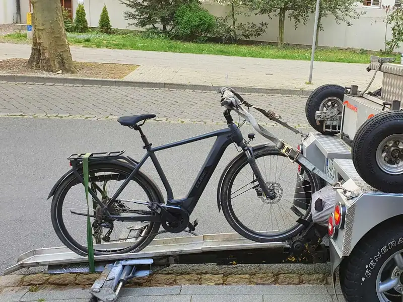 Daniels kaputtes Fahrrad wird vom Abschleppservice abgeschleppt Daniels kaputtes Fahrrad wird vom Abschleppservice abgeschleppt
