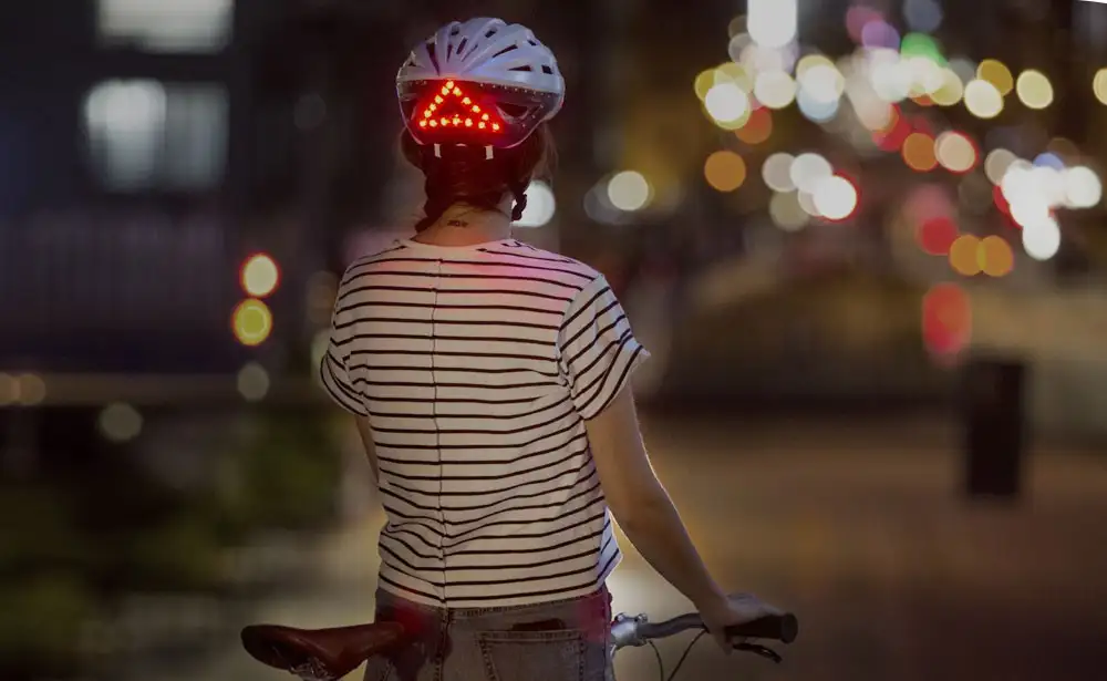 Frau mit Helm Frau mit Helm