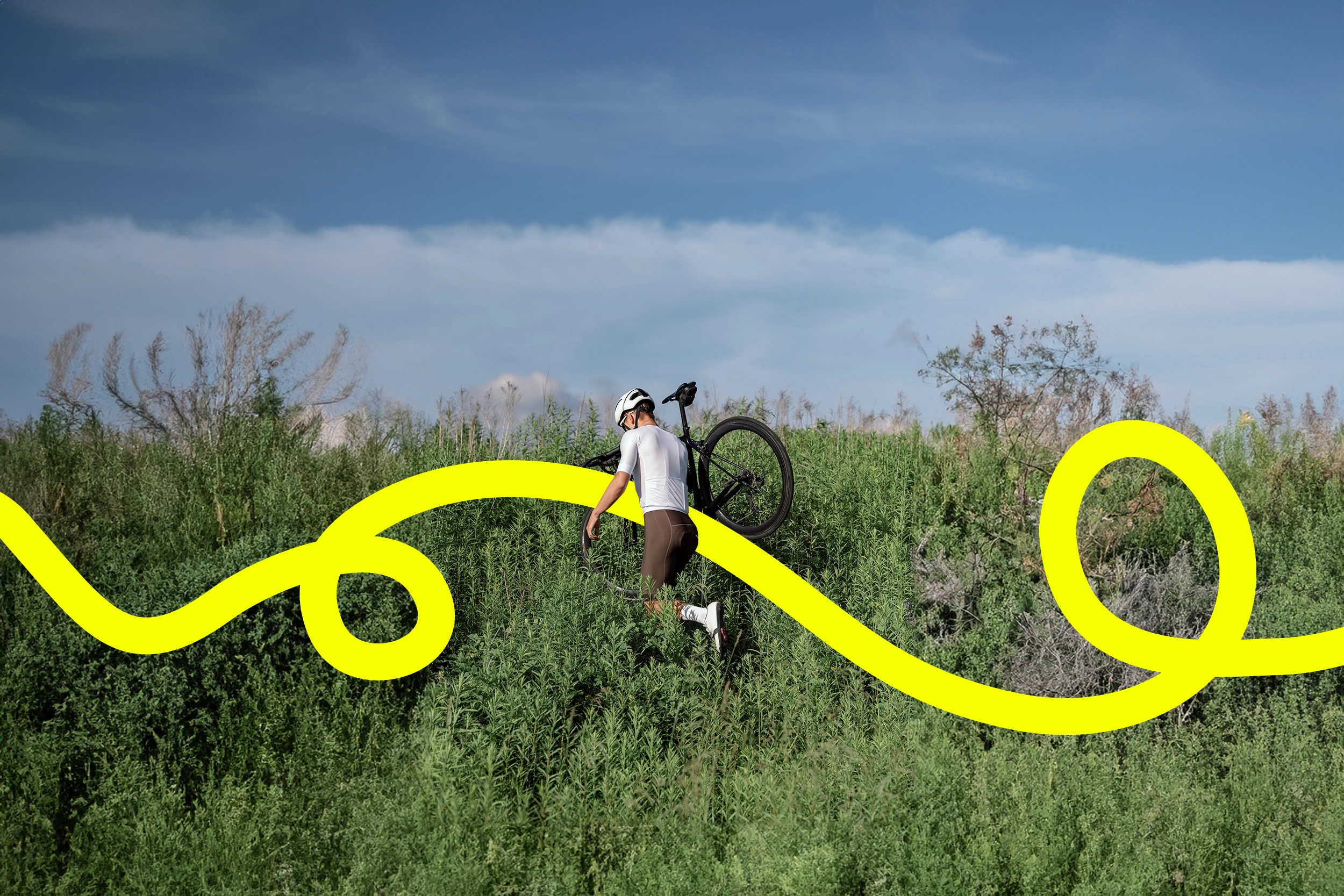 Radler trägt sein Gravelbike durchs Gestrüpp, eine gelbe JobRad Loop Linie kringelt sich durchs Bild